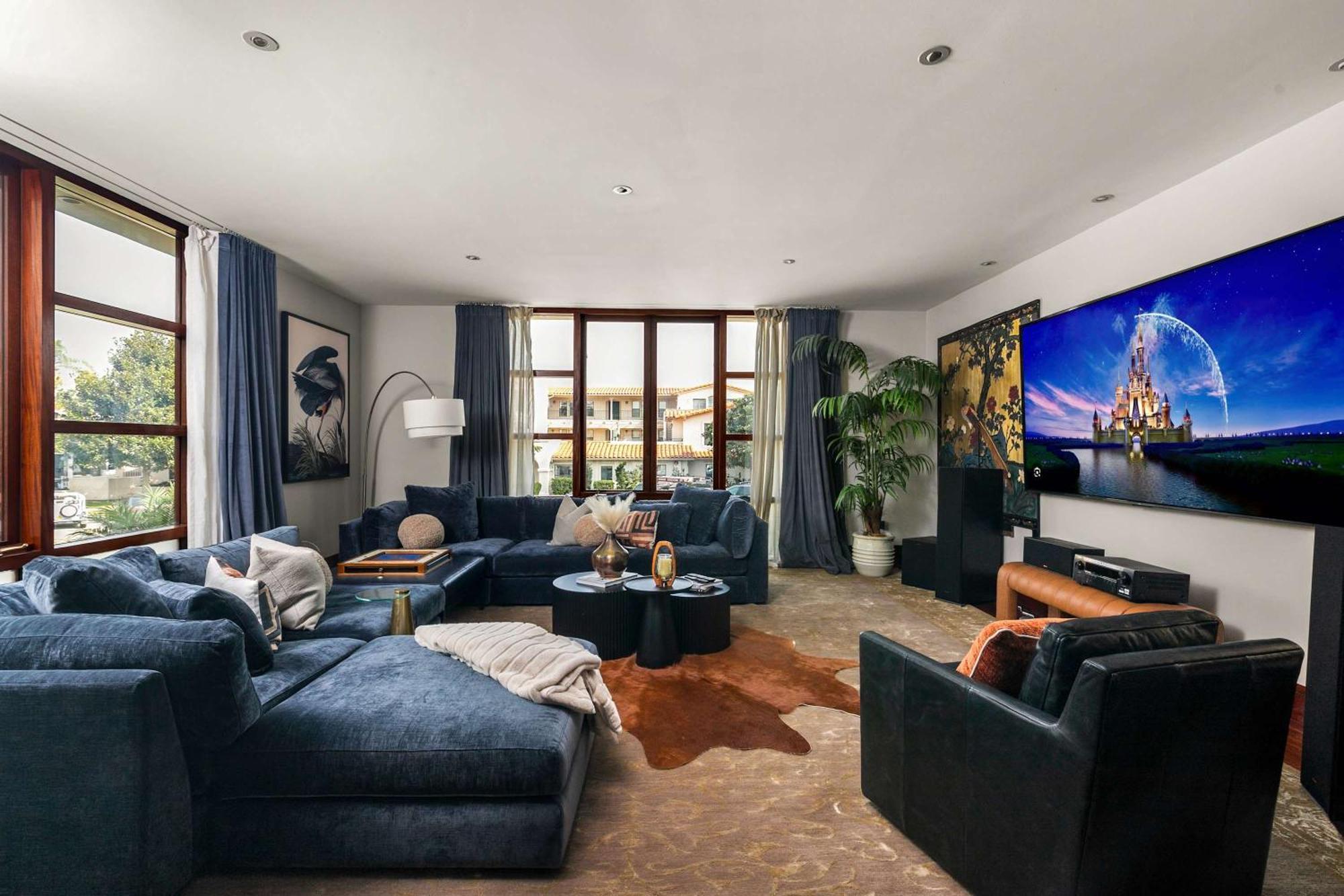 Brand New Listing Elegant 7br Masterpiece Walk To Shops & Dining Holiday home *